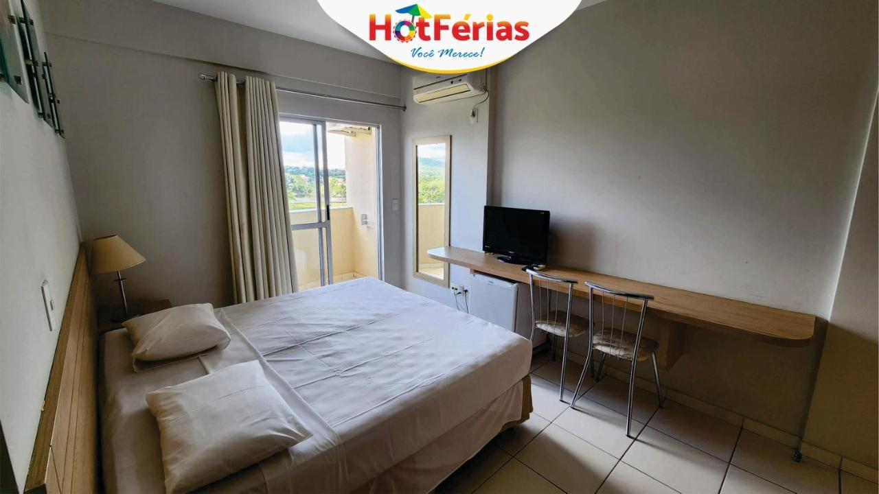 Golden Dolphin Express: Beachside Comfort With 24/7 Pools Apartamento